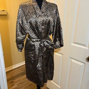 Source Unknown Animal Print Satin Robe